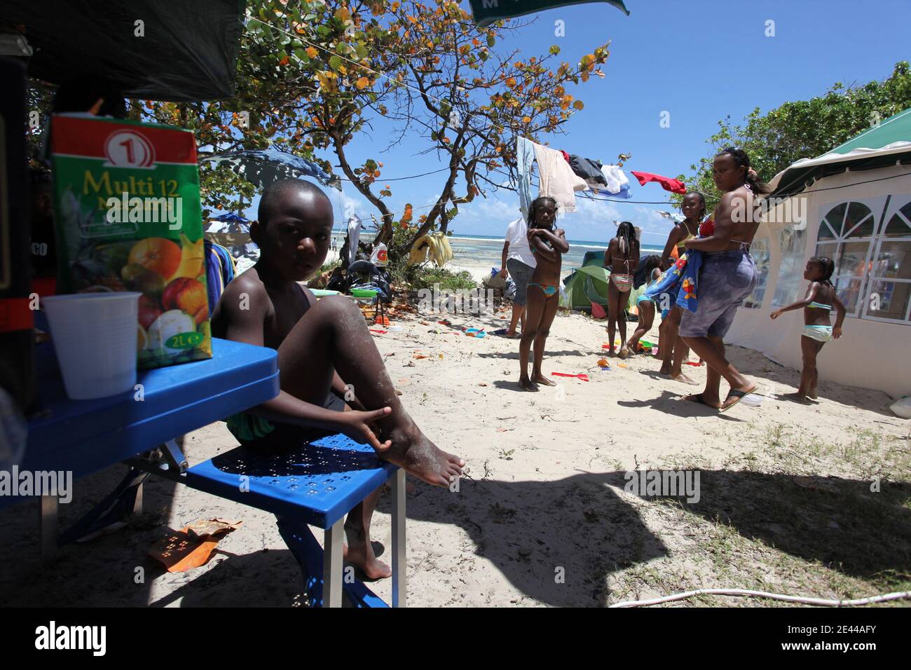 Les guadeloupeens se retouvent sur les plages pour quelques jours de camping en famille pendentif le week-end de Paques et la fin du careme, a Bois Jolan pres de Sainte Anne, Guadeloupe, France le 11 avril, 2009. Ce week-end les derniers verts ne font plus greve. Photo Julien Tack/ABACAPRESS.COM Banque D'Images