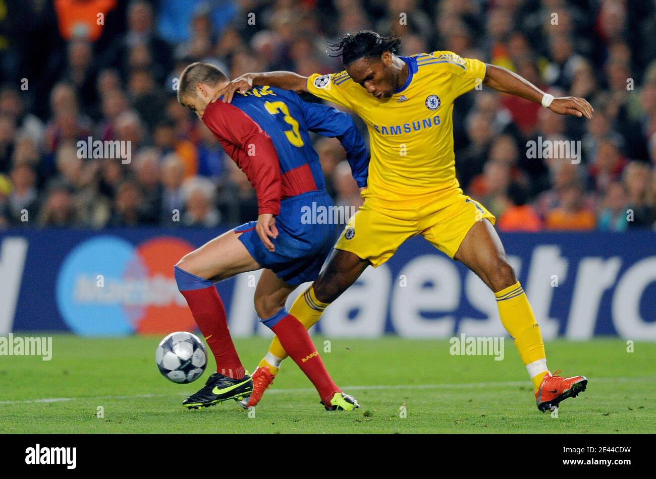 Gerard Pique Du Fc Barcelone Et Didier Drogba Batlte De Chelsea Pour Le Bal Lors De La Semi Finale De L Uefa Champions League First Leg Barcelone Vs Chelsea Au Stade Nou Camp