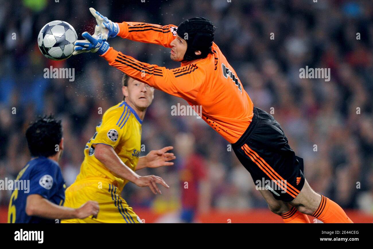 Petr Cech Gardien De But De Chelsea Sauve Un But Lors De La Ligue Des Champions De L Uefa Demi Finale First Leg Barcelone Contre Chelsea Au Stade Nou Camp De Barcelone Espagne Le