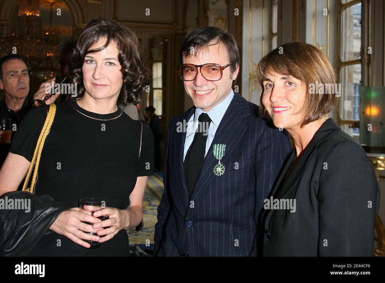 Le musicien Bertrand Burgaat (C) pose avec l'amie Valerie Lemercier (L) et la ministre française de la Culture Christine Albanel après avoir reçu l'ordre de l'officier des Arts et des lettres au siège de la ministerie à Paris, en France, le 28 avril 2009. Photo de Denis Guignebourg/ABCAPRESS.COM Banque D'Images