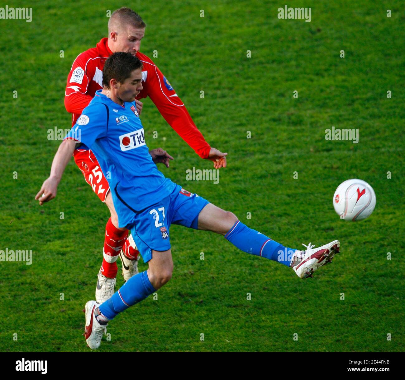 Rudy Mater de Valenciennes se bat pour le ballon avec Anthony Mounier de Lyon lors du match de football de la première Ligue française, Valenciennes vs Olympique Lyonnais au stade Nungesser de Valenciennes, France, le 2 mai 2009. Valenciennes a gagné 2-0. Photo de Mikael Lib Banque D'Images
