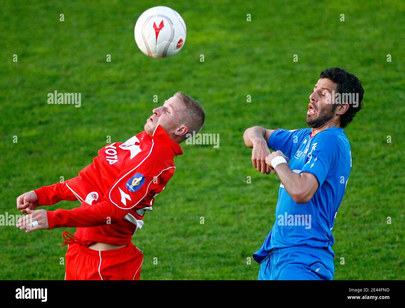 Rudy Mater de Valenciennes lutte pour le ballon avec Fabio Grosso de Lyon lors du match de football de la première Ligue française, Valenciennes contre Olympique Lyonnais au stade Nungesser de Valenciennes, France, le 2 mai 2009. Valenciennes a gagné 2-0. Photo de Mikael Libert/ABACAPRESS.COM Banque D'Images