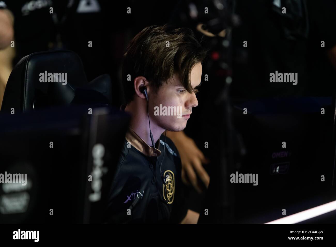 MOSCOU - 14 SEPTEMBRE 2019 : événement de jeu esports. Un professionnel suédois du cybersport assis devant l'écran s'est concentré sur le jeu pendant l'élite Banque D'Images