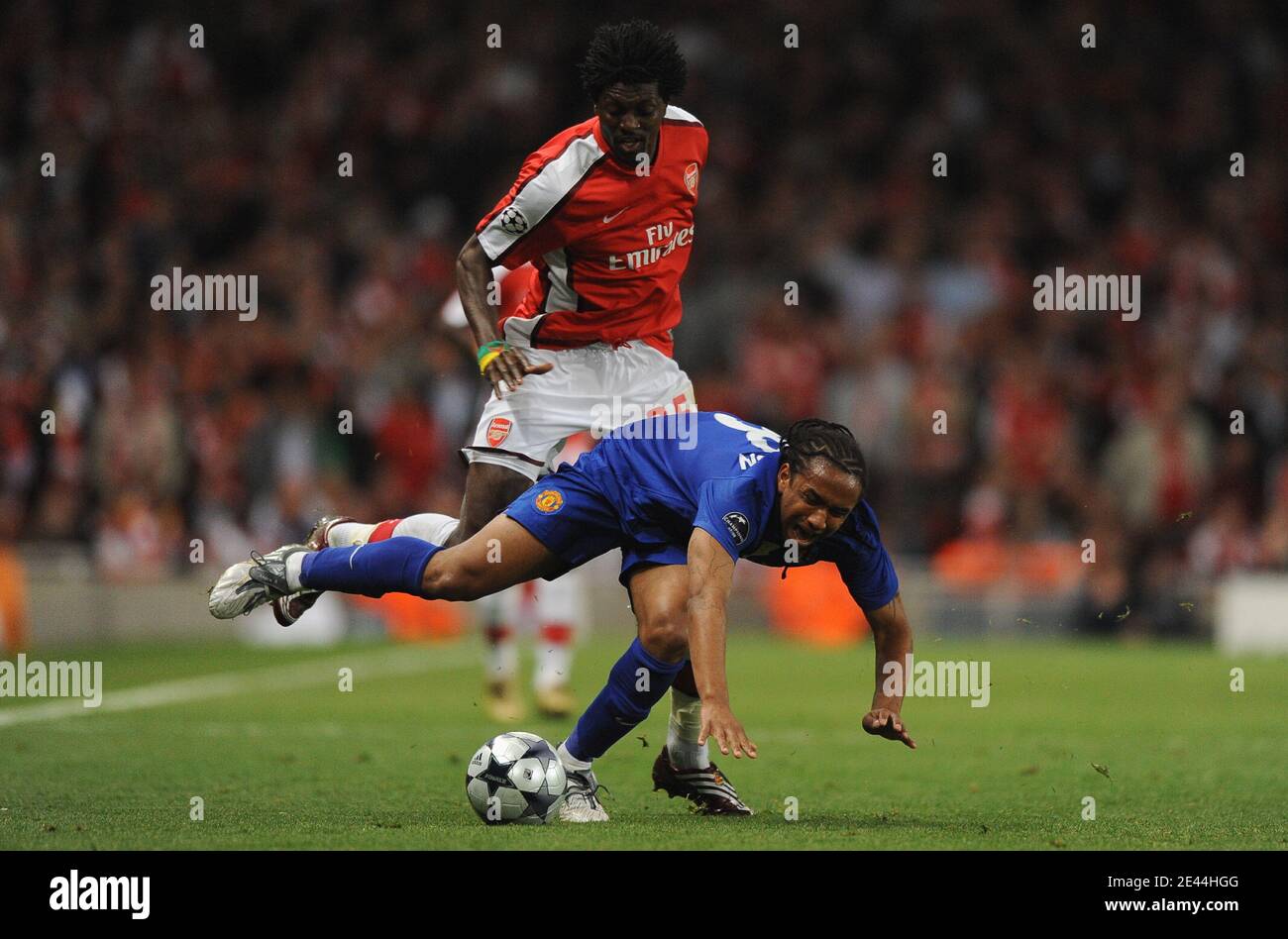 Emmanuel Adebayor d'Arsenal s'attaque à Anderson de Manchester United lors du match de football de l'UEFA Champions League, semi final, second Leg, Arsenal contre Manchester United au stade Emirates de Londres, Royaume-Uni, le 5 mai 2009. Manchester United a gagné 3-1. Photo de Steeve McMay/ABACAPRESS.COM Banque D'Images