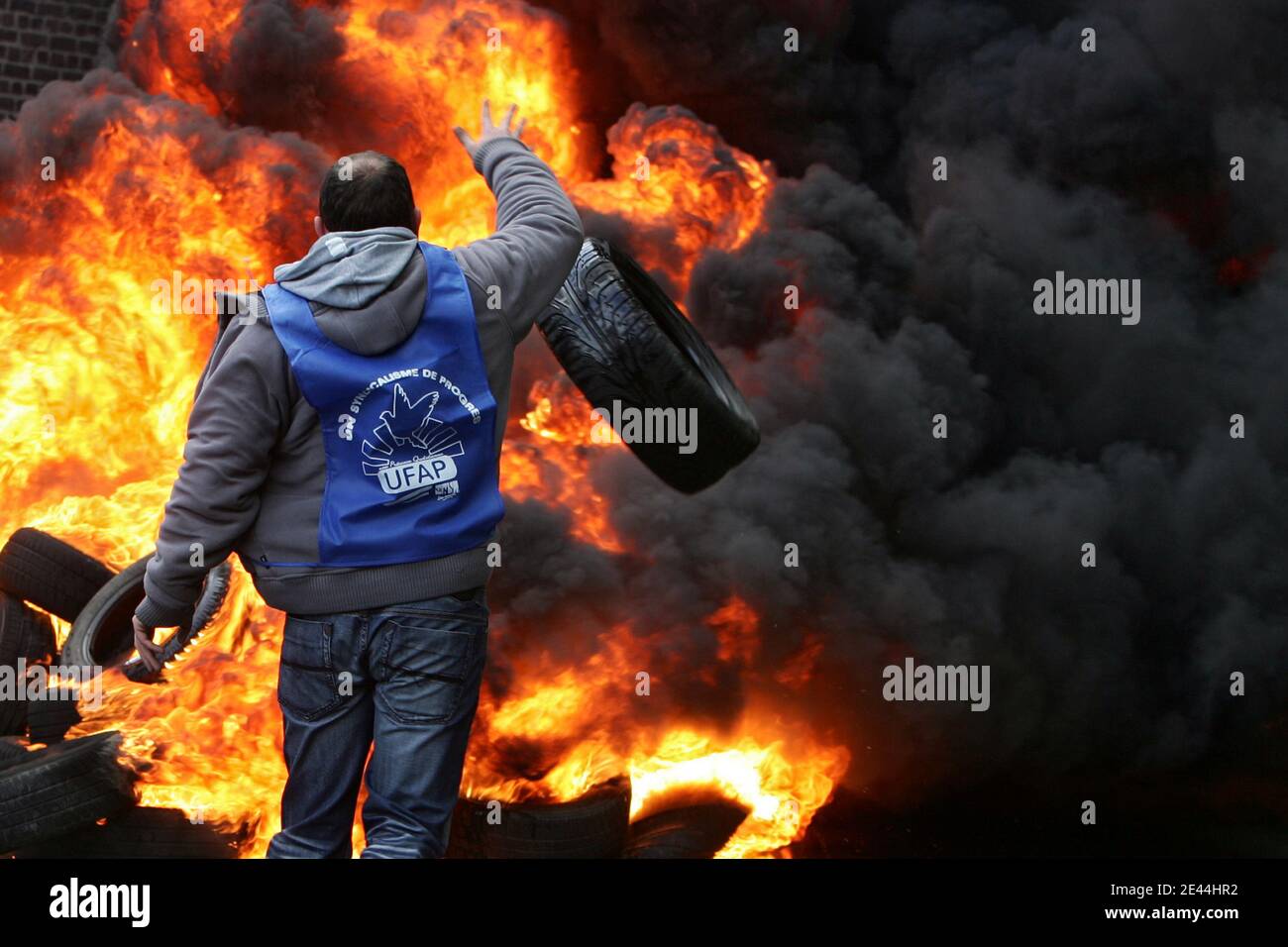 Les plusieurs dizaines de gardiens de prison ont bloque l'accès a la Maison d'arret de Loos pres de Lille, France le 5 Mai, 2009 tot ce matin en brulant des barricades de pneu. La principale revente des manifestes est la création de postes pour alleg Banque D'Images