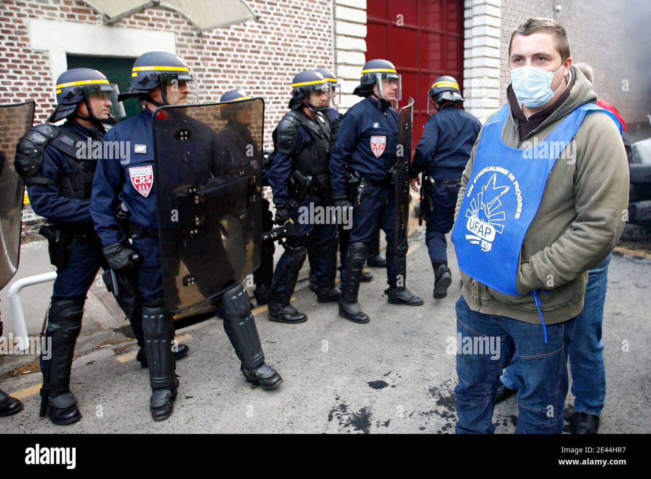 Les plusieurs dizaines de gardiens de prison ont bloque l'accès a la Maison d'arret de Loos pres de Lille, France le 5 Mai, 2009 tot ce matin en brulant des barricades de pneu. La principale revente des manifestes est la création de postes pour alleg Banque D'Images