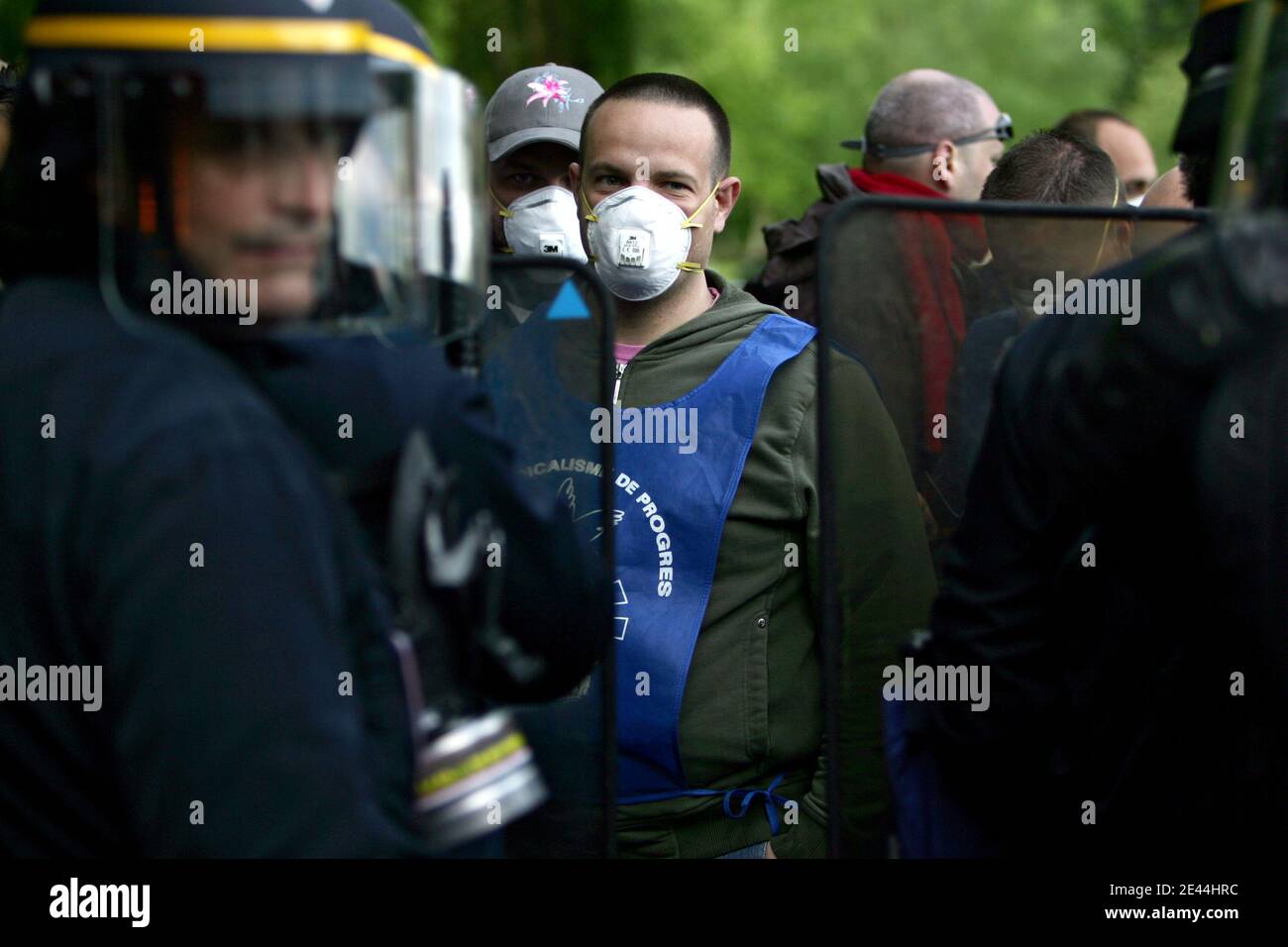 Les plusieurs dizaines de gardiens de prison ont bloque l'accès a la Maison d'arret de Loos pres de Lille, France le 5 Mai, 2009 tot ce matin en brulant des barricades de pneu. La principale revente des manifestes est la création de postes pour alleg Banque D'Images