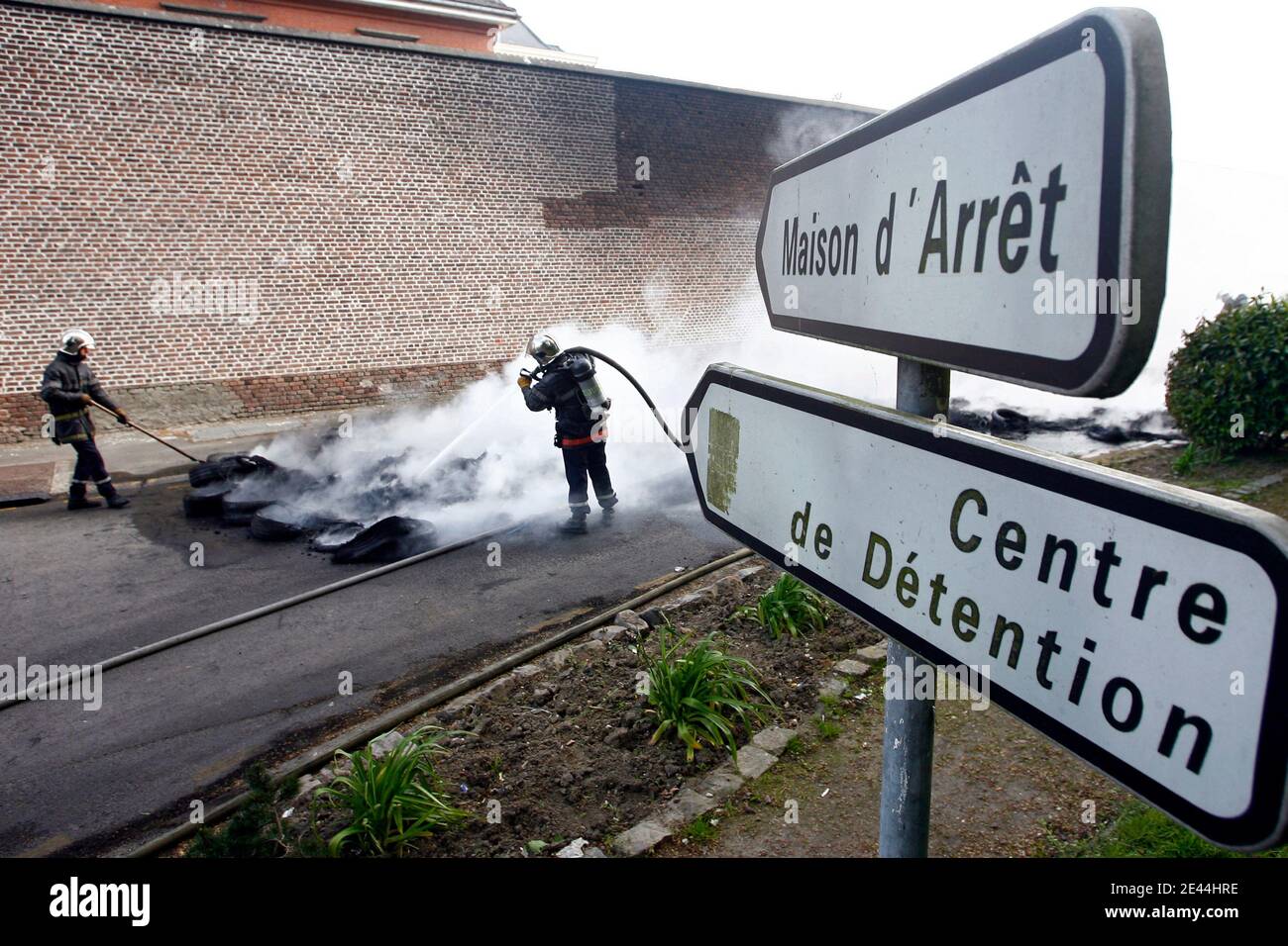 Les plusieurs dizaines de gardiens de prison ont bloque l'accès a la Maison d'arret de Loos pres de Lille, France le 5 Mai, 2009 tot ce matin en brulant des barricades de pneu. La principale revente des manifestes est la création de postes pour alleg Banque D'Images