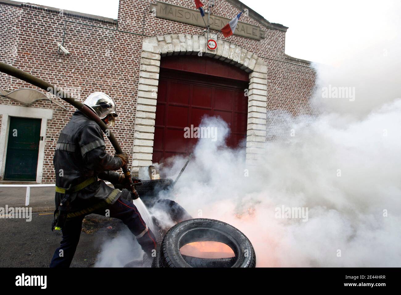 Les plusieurs dizaines de gardiens de prison ont bloque l'accès a la Maison d'arret de Loos pres de Lille, France le 5 Mai, 2009 tot ce matin en brulant des barricades de pneu. La principale revente des manifestes est la création de postes pour alleg Banque D'Images