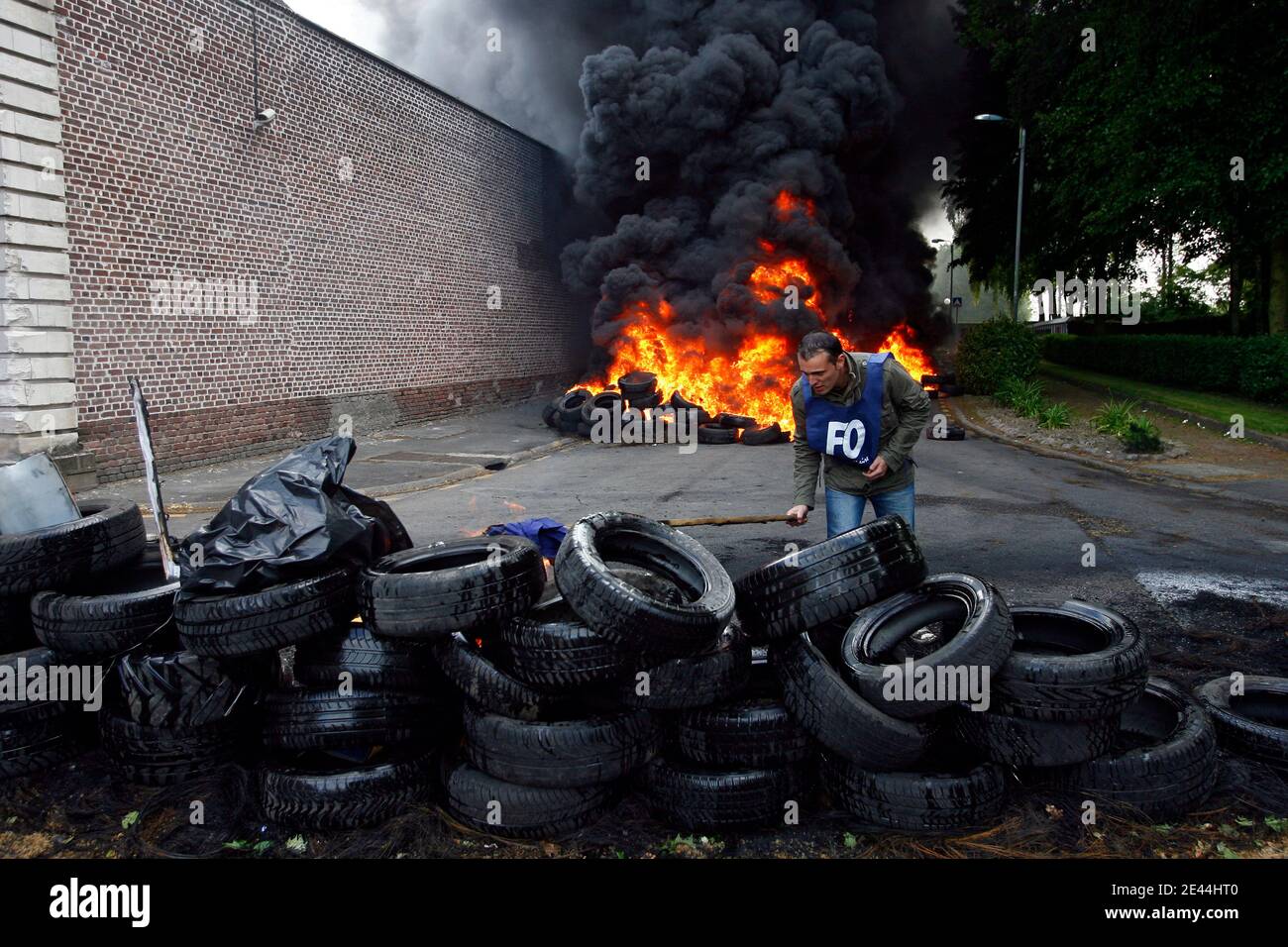 Les plusieurs dizaines de gardiens de prison ont bloque l'accès a la Maison d'arret de Loos pres de Lille, France le 5 Mai, 2009 tot ce matin en brulant des barricades de pneu. La principale revente des manifestes est la création de postes pour alleg Banque D'Images