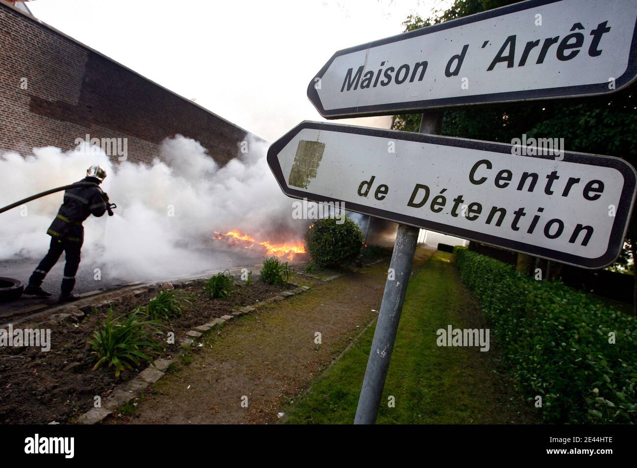 Les plusieurs dizaines de gardiens de prison ont bloque l'accès a la Maison d'arret de Loos pres de Lille, France le 5 Mai, 2009 tot ce matin en brulant des barricades de pneu. La principale revente des manifestes est la création de postes pour alleg Banque D'Images