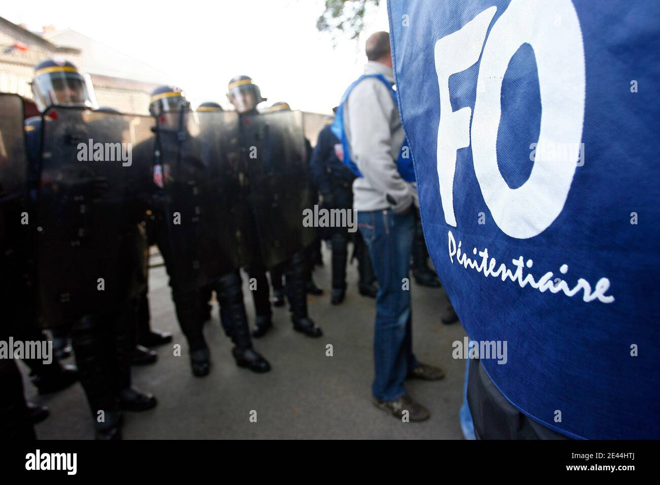 Les plusieurs dizaines de gardiens de prison ont bloque l'accès a la Maison d'arret de Loos pres de Lille, France le 5 Mai, 2009 tot ce matin en brulant des barricades de pneu. La principale revente des manifestes est la création de postes pour alleg Banque D'Images