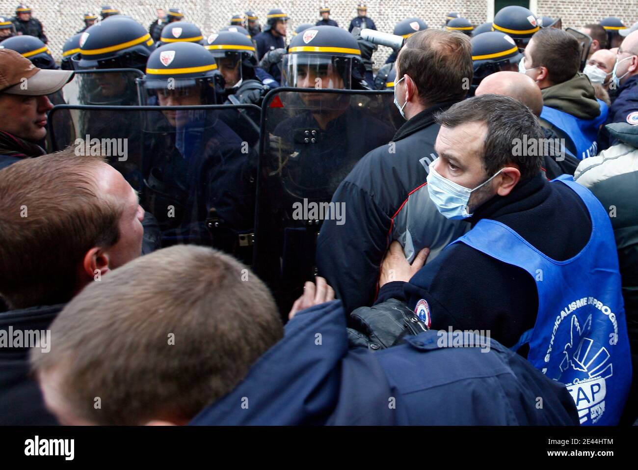 Les plusieurs dizaines de gardiens de prison ont bloque l'accès a la Maison d'arret de Loos pres de Lille, France le 5 Mai, 2009 tot ce matin en brulant des barricades de pneu. La principale revente des manifestes est la création de postes pour alleg Banque D'Images