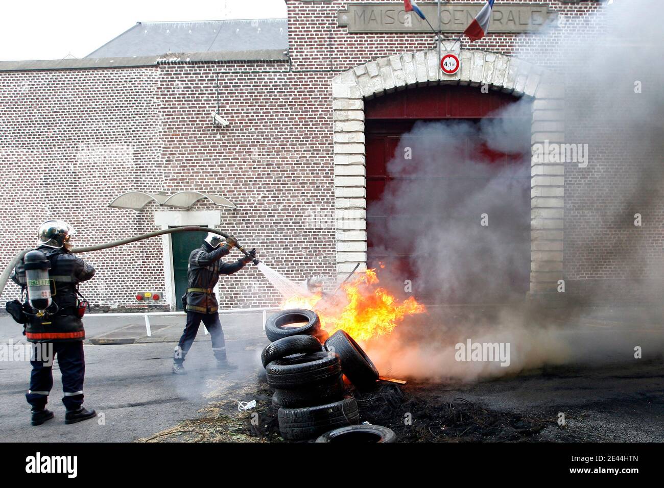 Les plusieurs dizaines de gardiens de prison ont bloque l'accès a la Maison d'arret de Loos pres de Lille, France le 5 Mai, 2009 tot ce matin en brulant des barricades de pneu. La principale revente des manifestes est la création de postes pour alleg Banque D'Images
