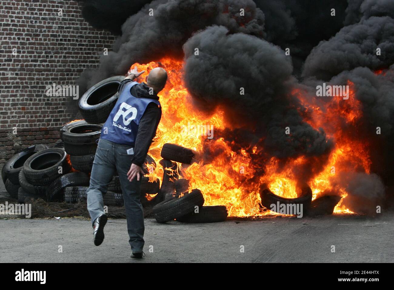 Les plusieurs dizaines de gardiens de prison ont bloque l'accès a la Maison d'arret de Loos pres de Lille, France le 5 Mai, 2009 tot ce matin en brulant des barricades de pneu. La principale revente des manifestes est la création de postes pour alleg Banque D'Images