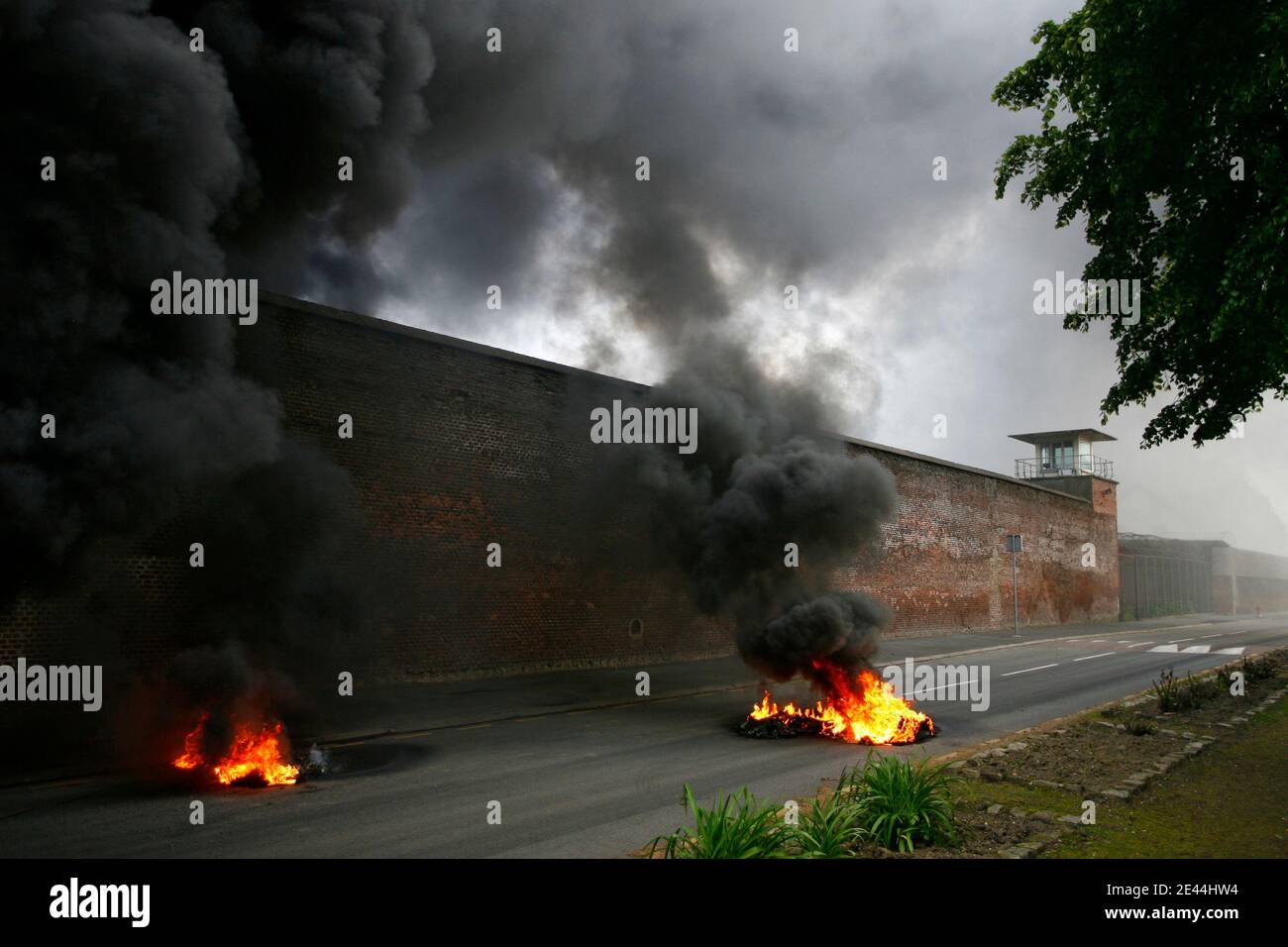 Les plusieurs dizaines de gardiens de prison ont bloque l'accès a la Maison d'arret de Loos pres de Lille, France le 5 Mai, 2009 tot ce matin en brulant des barricades de pneu. La principale revente des manifestes est la création de postes pour alleg Banque D'Images