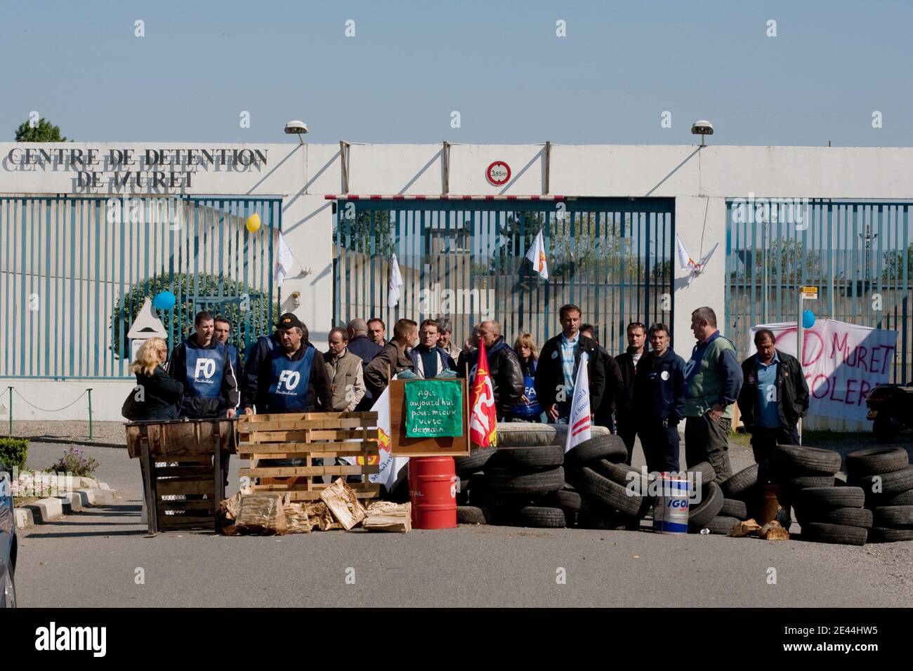 Conlit des gardiens de prison ils bloquent le centre de détention de Muret a Seysses pres de Toulouse, France le 5 Mai, 2009. Photo Fred LANCELOT/ABACAPRESS.COM Banque D'Images