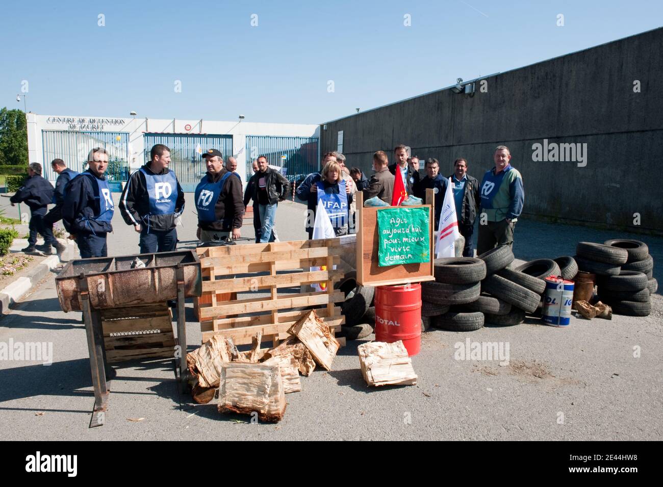 Conlit des gardiens de prison ils bloquent le centre de détention de Muret a Seysses pres de Toulouse, France le 5 Mai, 2009. Photo Fred LANCELOT/ABACAPRESS.COM Banque D'Images