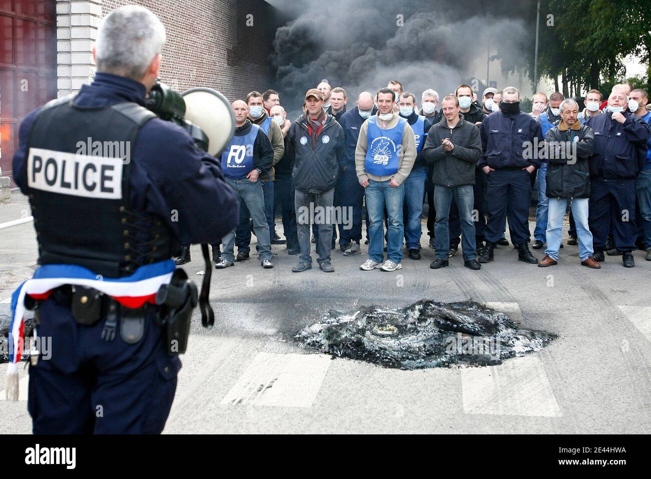 Les plusieurs dizaines de gardiens de prison ont bloque l'accès a la Maison d'arret de Loos pres de Lille, France le 5 Mai, 2009 tot ce matin en brulant des barricades de pneu. La principale revente des manifestes est la création de postes pour alleg Banque D'Images