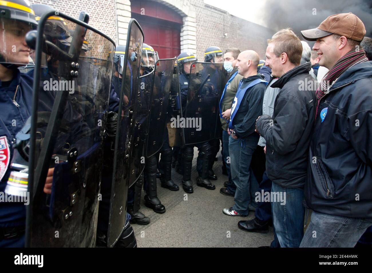 Les plusieurs dizaines de gardiens de prison ont bloque l'accès a la Maison d'arret de Loos pres de Lille, France le 5 Mai, 2009 tot ce matin en brulant des barricades de pneu. La principale revente des manifestes est la création de postes pour alleg Banque D'Images