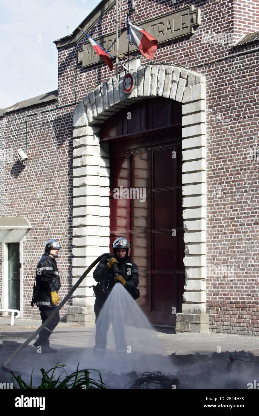 Les plusieurs dizaines de gardiens de prison ont bloque l'accès a la Maison  d'arret de Loos pres de Lille, France le 5 Mai, 2009 tot ce matin en  brulant des barricades de
