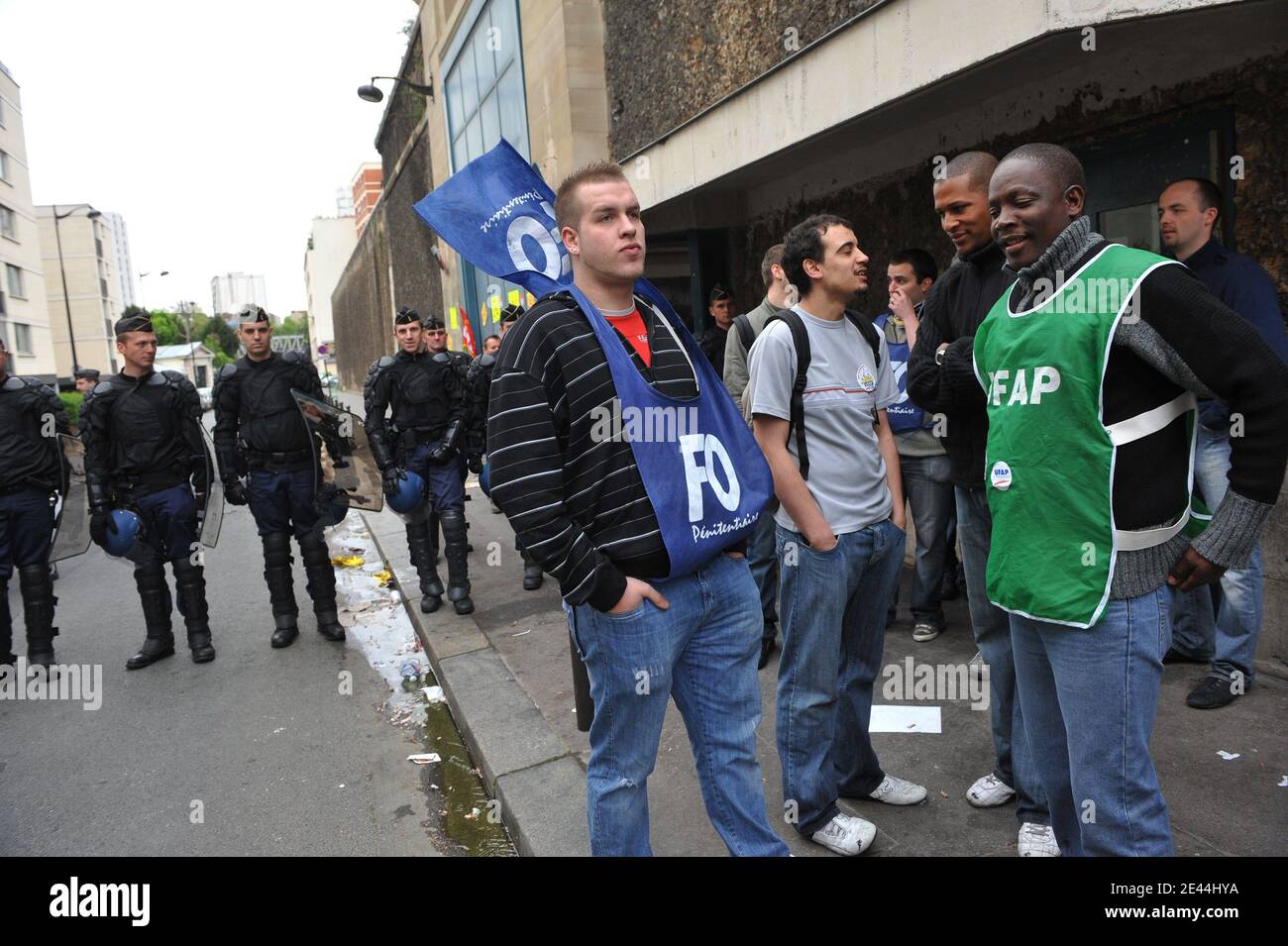 Les forces de l'ordre et les gardiens devant la prison de la Sante a Paris, France le 6 Mai, 2009. Les arpenteurs dédent des effecteurs et des hommes pour faire face à la surpopulation carcerale. Photo Mousse/ABACAPRESS.COM Banque D'Images