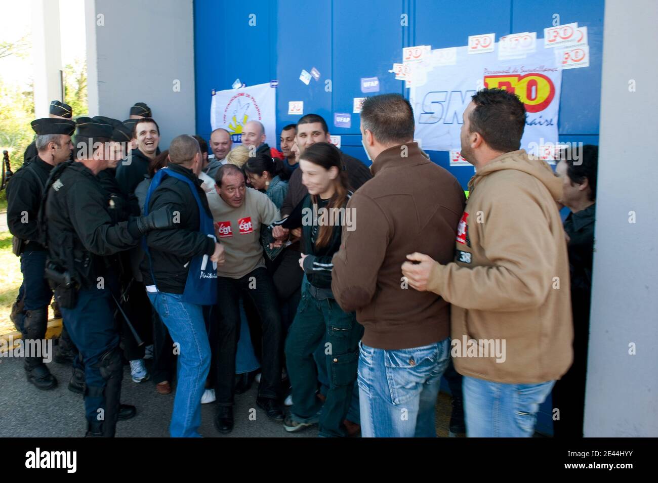 Conlit des gardiens de prison a 7 heures du matin ils bloquaient le centre de détention de Muret a Seysses pres de Toulouse, France le 6 Mai, 2009. Photo Fred Lancelot/ABACAPRESS.COM Banque D'Images