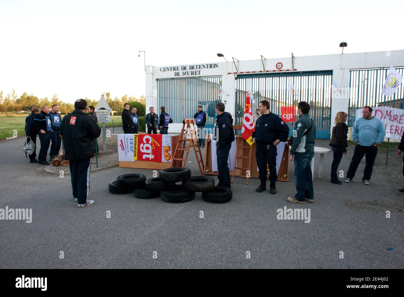 Conlit des gardiens de prison a 7 heures du matin ils bloquaient le centre de détention de Muret a Seysses pres de Toulouse, France le 6 Mai, 2009. Photo Fred Lancelot/ABACAPRESS.COM Banque D'Images