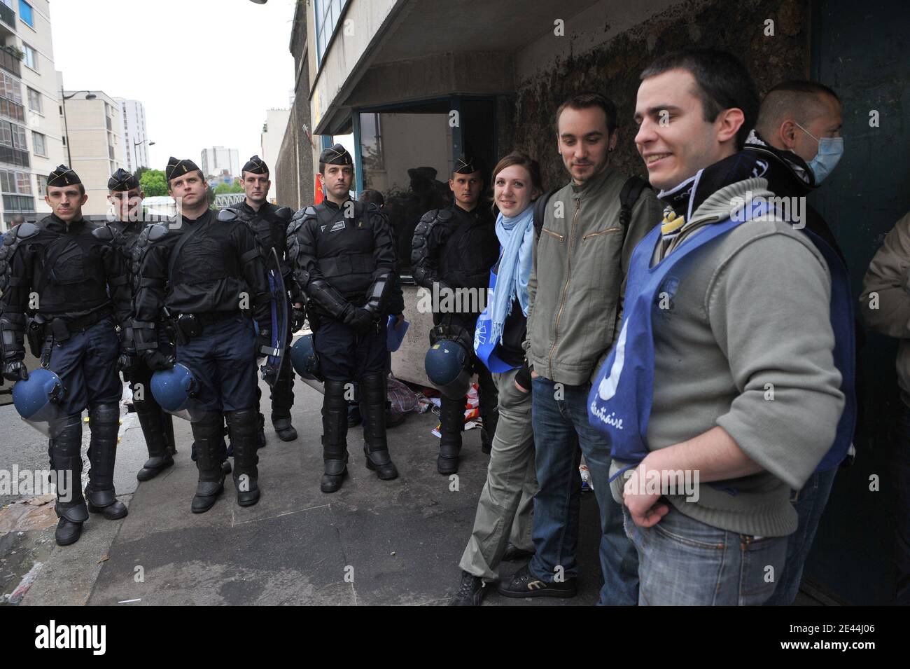 Les forces de l'ordre et les gardiens devant la prison de la Sante a Paris, France le 6 Mai, 2009. Les arpenteurs dédent des effecteurs et des hommes pour faire face à la surpopulation carcerale. Photo Mousse/ABACAPRESS.COM Banque D'Images