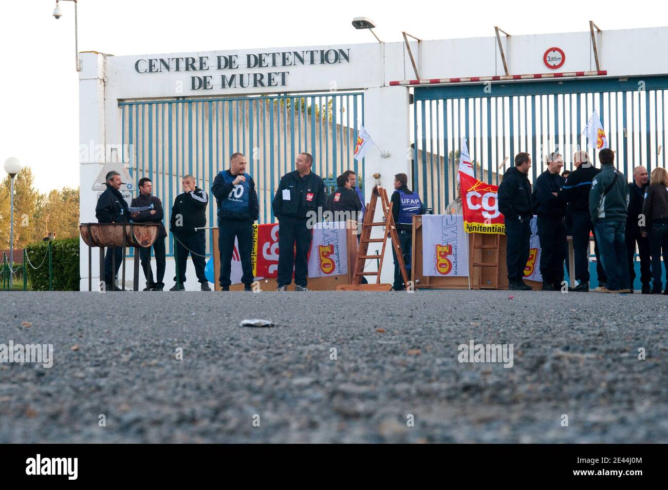 Conlit des gardiens de prison a 7 heures du matin ils bloquaient le centre de détention de Muret a Seysses pres de Toulouse, France le 6 Mai, 2009. Photo Fred Lancelot/ABACAPRESS.COM Banque D'Images