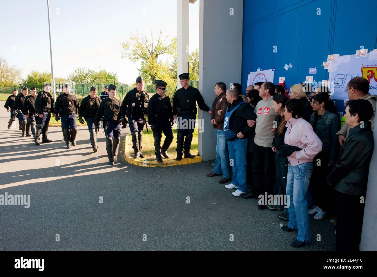 Conlit des gardiens de prison a 7 heures du matin ils bloquaient le centre de détention de Muret a Seysses pres de Toulouse, France le 6 Mai, 2009. Photo Fred Lancelot/ABACAPRESS.COM Banque D'Images