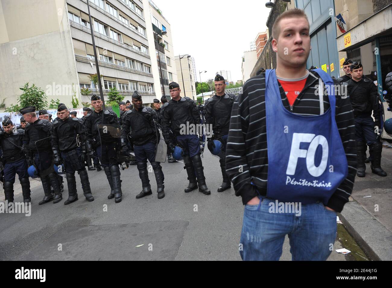 Les forces de l'ordre et les gardiens devant la prison de la Sante a Paris, France le 6 Mai, 2009. Les arpenteurs dédent des effecteurs et des hommes pour faire face à la surpopulation carcerale. Photo Mousse/ABACAPRESS.COM Banque D'Images