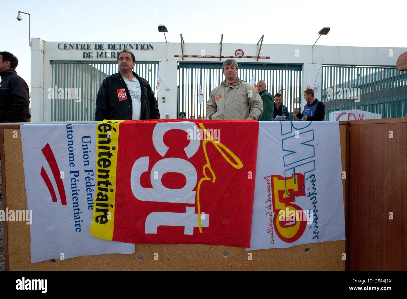 Conlit des gardiens de prison a 7 heures du matin ils bloquaient le centre de détention de Muret a Seysses pres de Toulouse, France le 6 Mai, 2009. Photo Fred Lancelot/ABACAPRESS.COM Banque D'Images