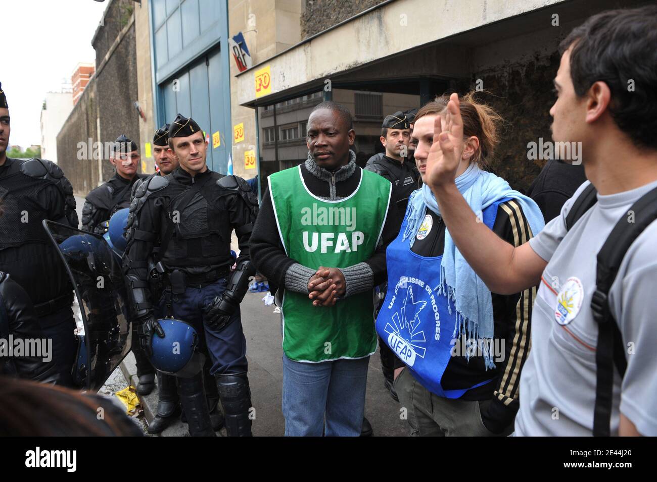 Les forces de l'ordre et les gardiens devant la prison de la Sante a Paris, France le 6 Mai, 2009. Les arpenteurs dédent des effecteurs et des hommes pour faire face à la surpopulation carcerale. Photo Mousse/ABACAPRESS.COM Banque D'Images