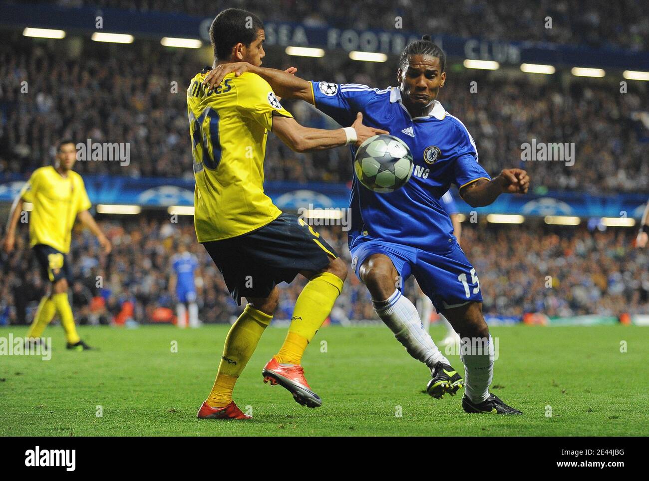 Daniel Alves De Barcelone Et Florent Malouda De Chelsea Se Battent Pour Le Ballon Lors Du Match De Football De L Uefa Champions League Semi Final Second Leg Chelsea Vs Barcelone Au Stade