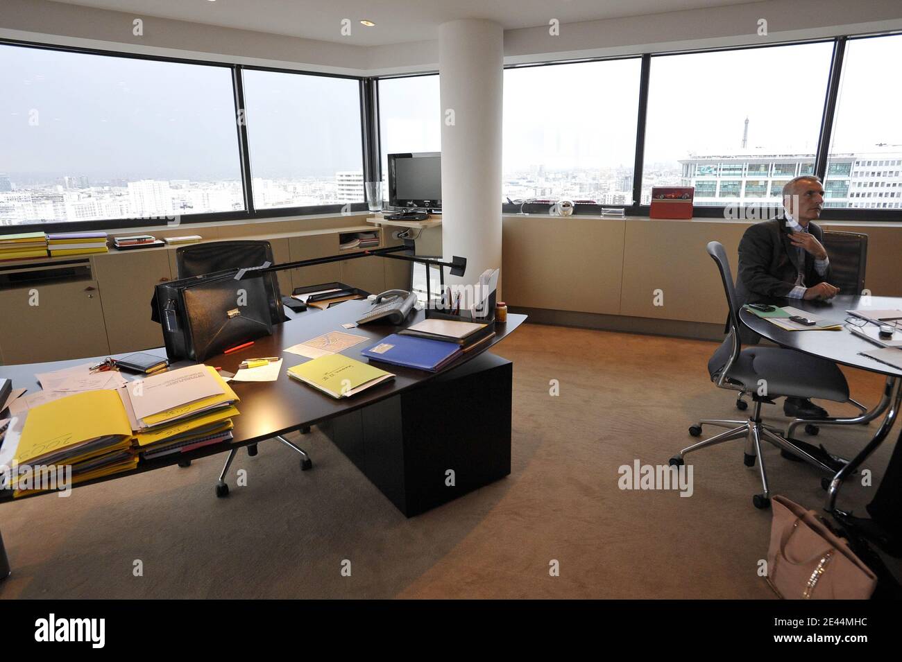 Exclusif. PAS DE TABLOÏDES. Président de la SNCF, l'autorité ferroviaire nationale française, Guillaume Pepy, photographié dans son bureau du siège de la SNCF à Paris, France, le 29 avril 2009. Photo par Elodie Gregoire/ABACAPRESS.COM Banque D'Images