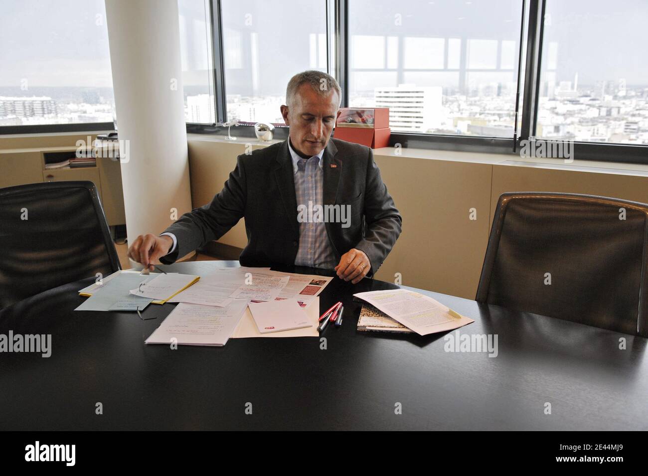 Exclusif. PAS DE TABLOÏDES. Président de la SNCF, l'autorité ferroviaire nationale française, Guillaume Pepy, photographié dans son bureau du siège de la SNCF à Paris, France, le 29 avril 2009. Photo par Elodie Gregoire/ABACAPRESS.COM Banque D'Images