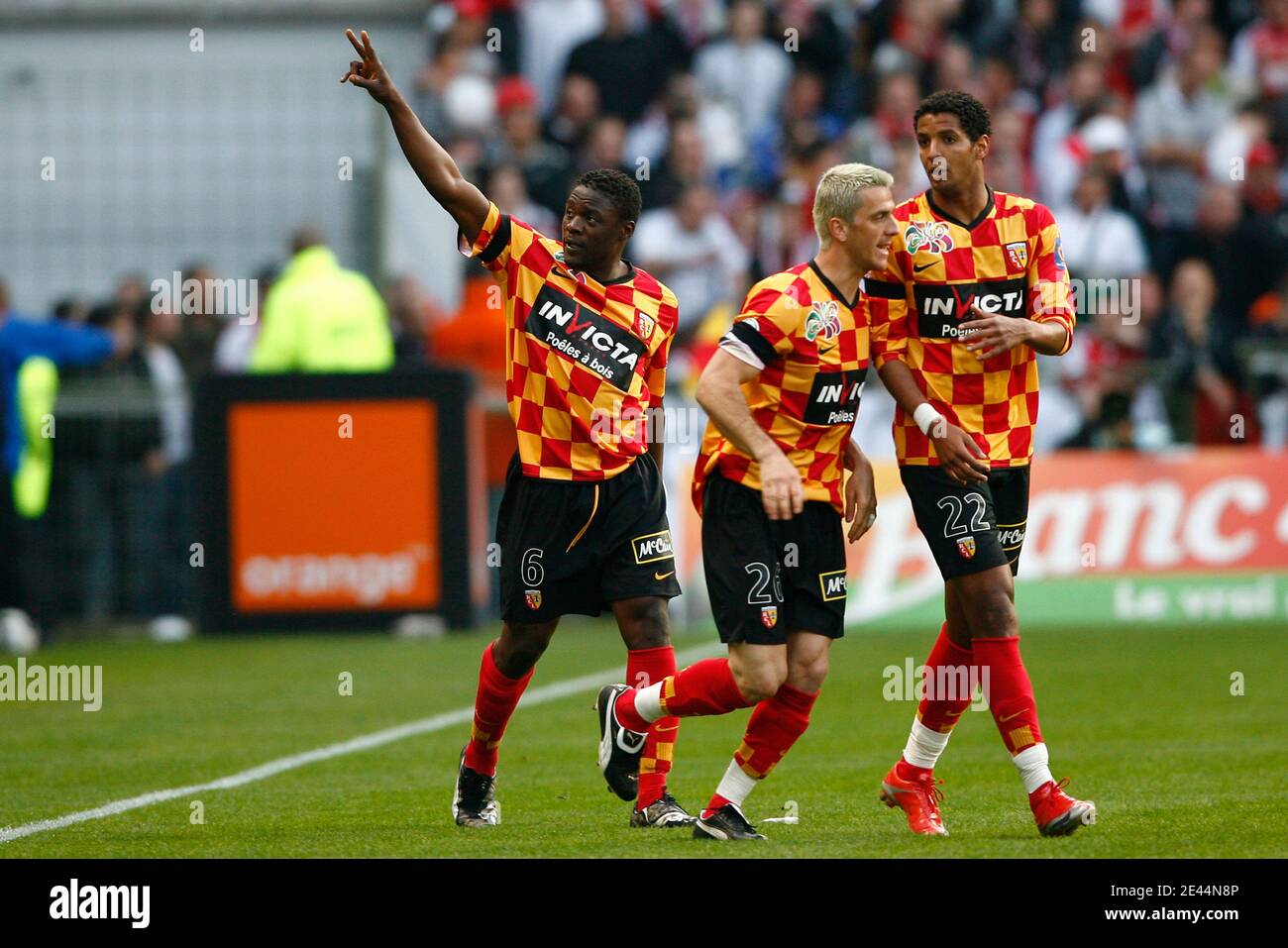 Lens' Aruna Dindane (L) célèbre après avoir marquant un but lors du match de football de la deuxième Ligue française, Racing Club de Lens vs Stade de Reims au stade Felix Bolaert de Lens, France, le 11 mai 2009. Objectif gagné 1-0. Photo de Mikael Libert/ABACAPRESS.COM Banque D'Images