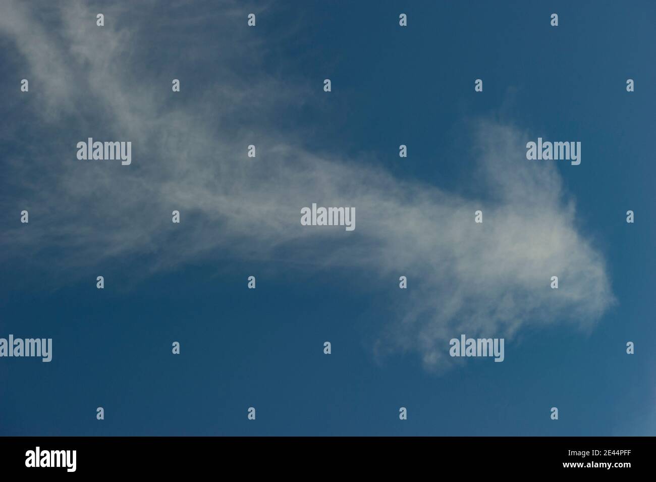 nuage en forme de flèche pointant vers la droite contre le ciel bleu En Angleterre Royaume-Uni 2018 Banque D'Images