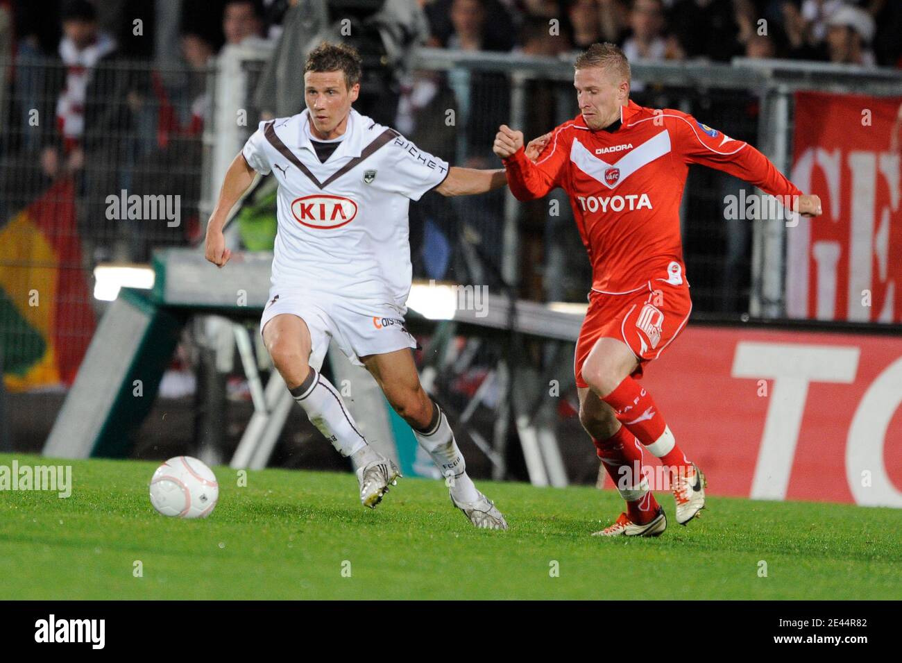 Le Gregory Sertic de Bordeaux combat Rudy Mater de Valenciennes lors du match de football de la première Ligue française, Valenciennes contre Bordeaux à Valenciennes, France, le 13 mai 2009. Bordeaux a gagné 2-1 . Photo de Henri Szwarc/ABACAPRESS.COM Banque D'Images