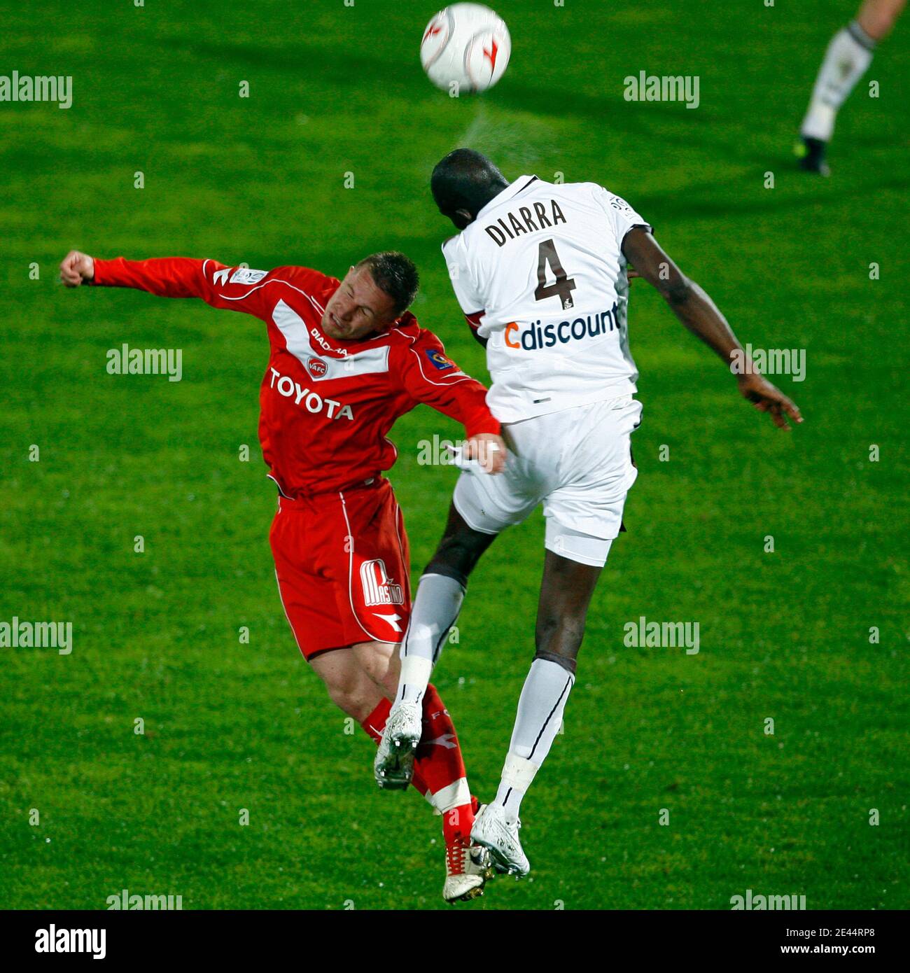 Rudy Mater de Valenciennes se bat pour le ballon avec Alou Diarra de Bordeaux lors du match de football de la première Ligue française entre le club de football de Valenciennes (VAFC) et le club de football Girondins de Bordeaux (FCGB) au stade Nungesser le 13 mai 2009. Photo de mi Banque D'Images