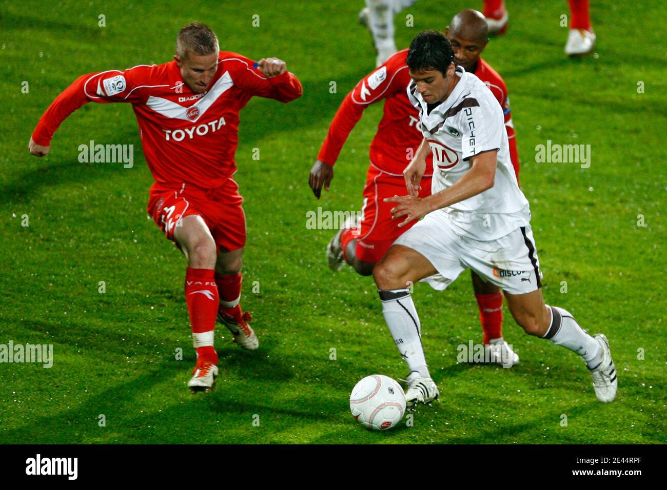 Jeovanio de Valenciennes (R) une mère de Rudy lutte pour le ballon avec Yoann Gourbrassard de Bordeaux lors du match de football de la première Ligue française entre le club de football de Valenciennes (VAFC) et le club de football Girondins de Bordeaux (FCGB) au stade Nungesser le 13 mai Banque D'Images