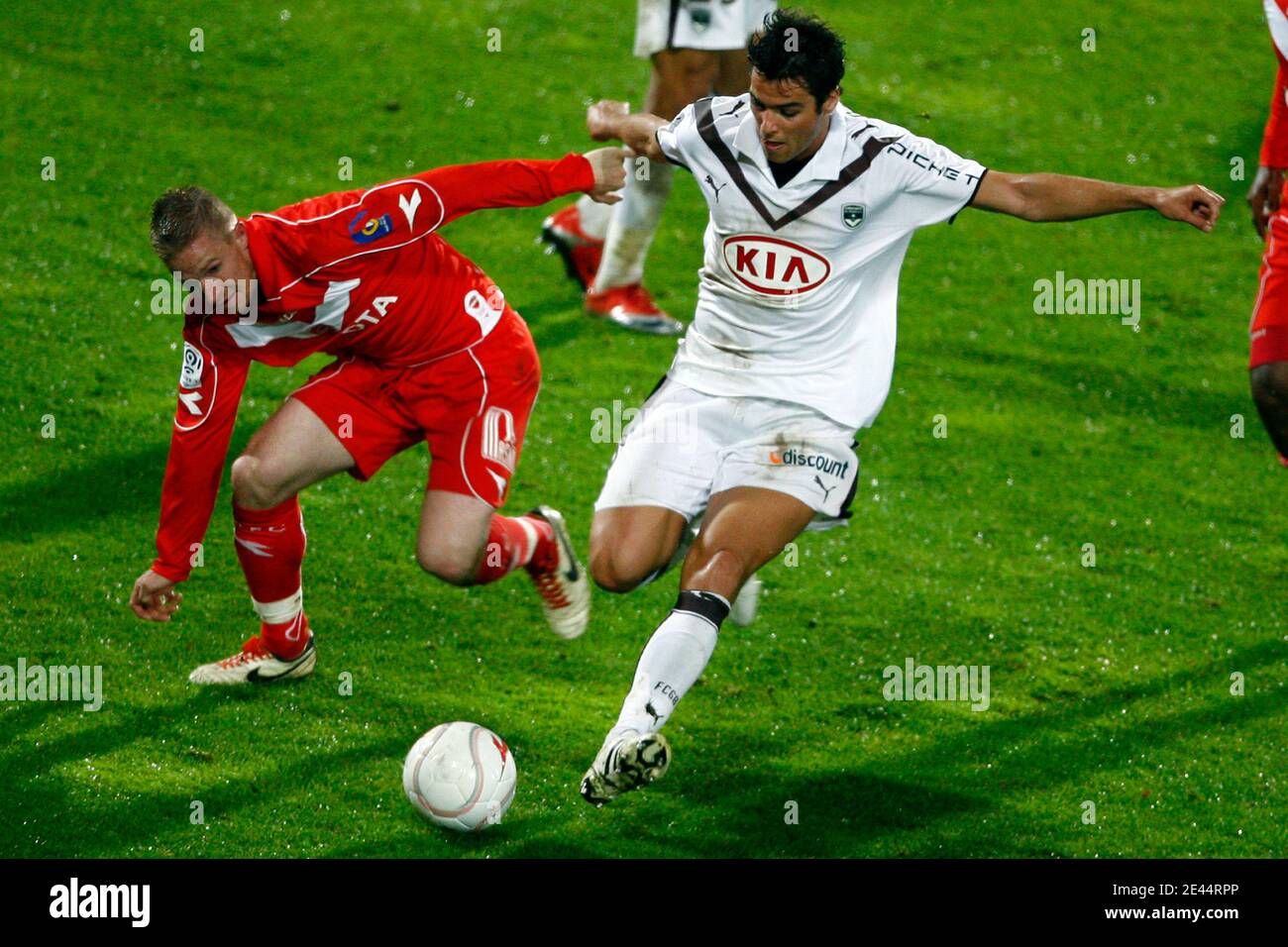 Rudy Mater de Valenciennes se bat pour le ballon avec Yoann Gourbrassard de Bordeaux lors du match de football de la première Ligue française entre le club de football de Valenciennes (VAFC) et le club de football Girondins de Bordeaux (FCGB) au stade Nungesser le 13 mai 2009. Photo par Banque D'Images