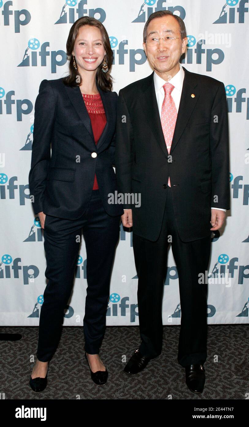 Christy Turlington et le Secrétaire général des Nations Unies Ban Ki-moon posent avant de prendre la parole au 1er Forum annuel 'Envision' au Director's Guild Theatre à New York City, NY, Etats-Unis, le 14 mai 2009. Photo de Donna Ward/ABACAPRESS.COM Banque D'Images