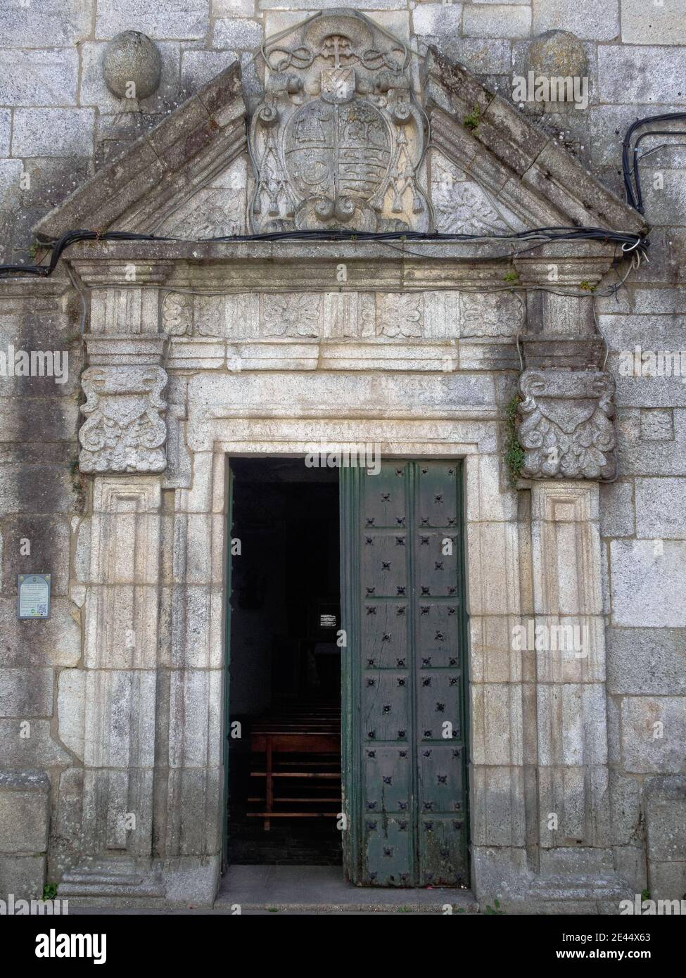 Porte de l'église Sancti Spiritus du troisième ordre franciscain - Melide, Galice, Espagne Banque D'Images