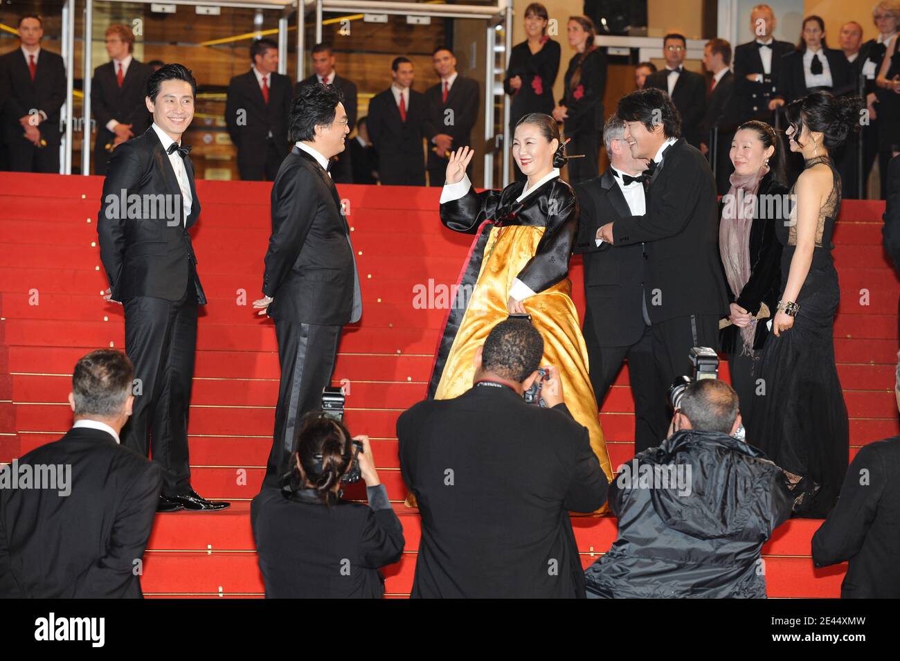 Le Directeur Sud Coreen Chan Wook Park 2ndl Kim Ok Bin 2ndr Kim Hae Sook C Song Kang Ho 3ndr Et Shin Ha Kyun L Arrivent A La Projection De Soif Lors Du 62e Festival De Cannes Au