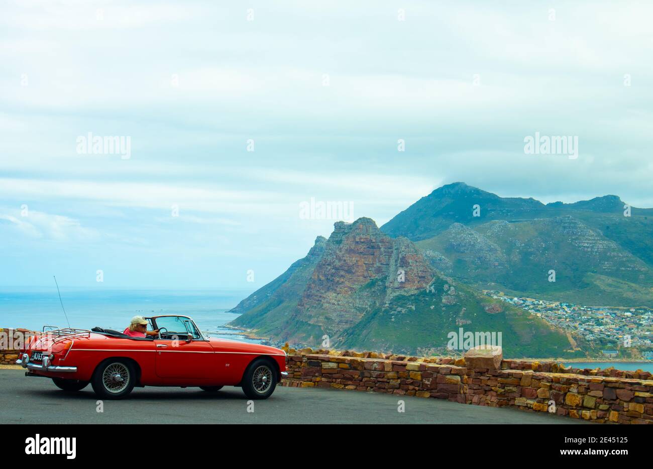 Chapman's Peak- Cape Town, Afrique du Sud - 19-01-2021 voiture ancienne et élégante garée sur la route latérale de Chapmans Peak. Vue sur Hout Bay. Banque D'Images