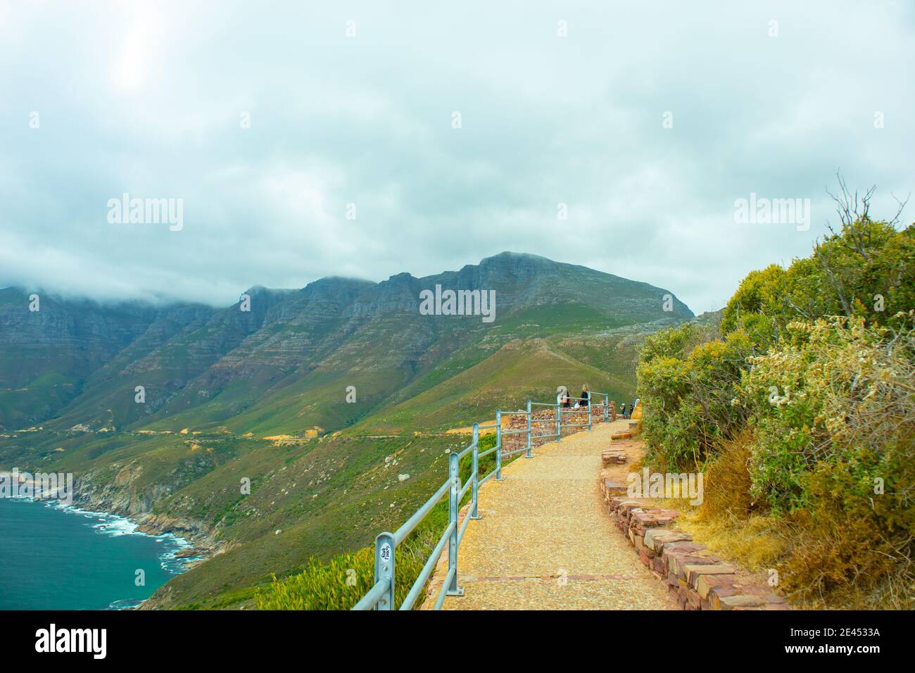 Chapman's Peak- Cape Town, Afrique du Sud - 19-01-2021 chemins et chemins de fer longeant Chapmans Peak. Vue sur les montagnes verdoyantes et herbeuses. Banque D'Images