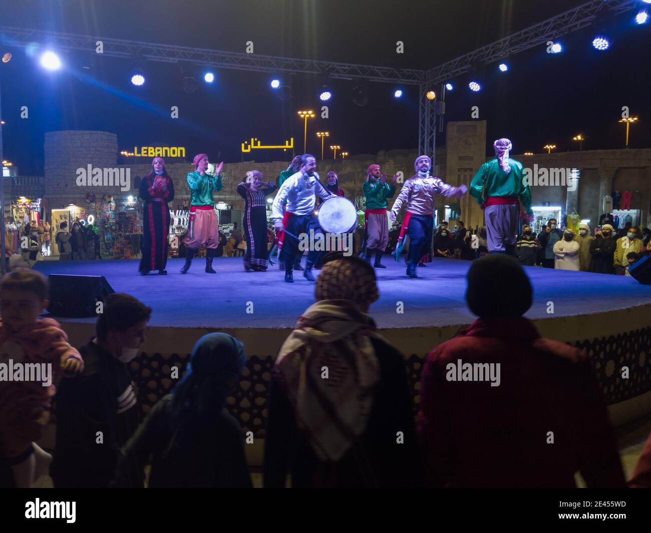 Représentation en direct de la danse et de l'art traditionnels jordaniens Dabke au festival du patrimoine Sheikh Zayed, une attraction touristique à Abu Dhabi, aux Émirats arabes Unis Banque D'Images