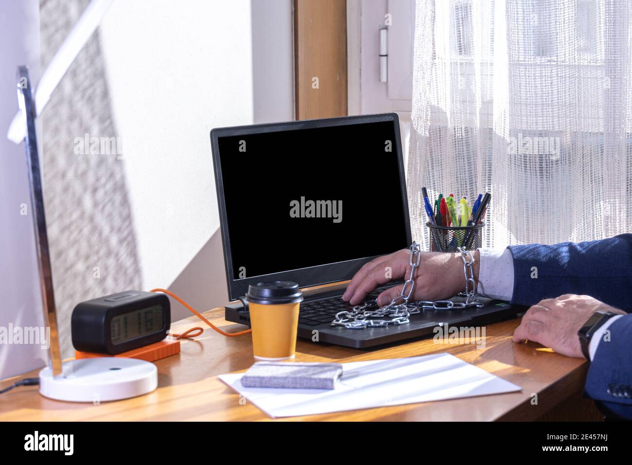 objectif sélectif d'un homme d'affaires à domicile avec télétravail et enchaîné au concept informatique de l'esclavage au travail Banque D'Images